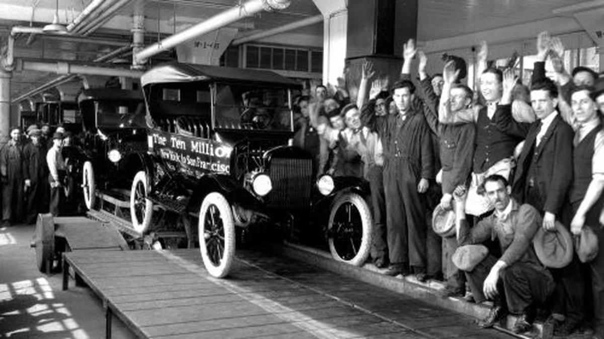 Henry Ford dan Revolusi Produksi Mobil Massal dengan Lini Perakitan Ford Model T