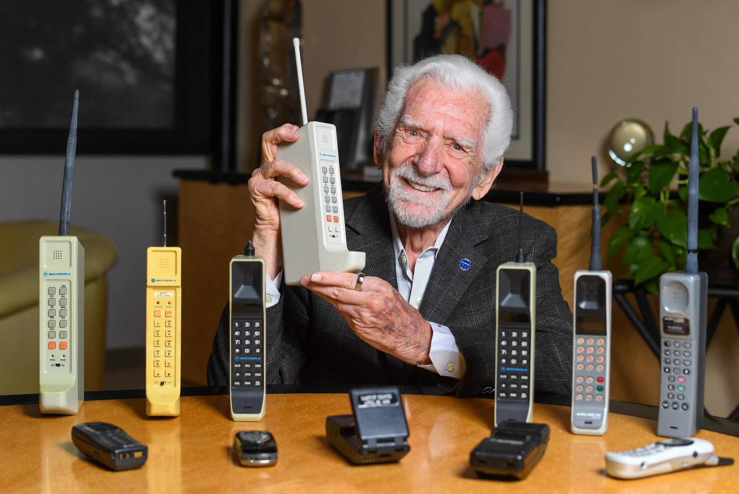 Martin Cooper: Penemu Telepon Seluler dan Pionir Komunikasi Nirkabel