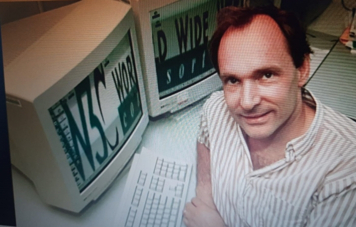Tim Berners-Lee Bikin Web Sendirian?